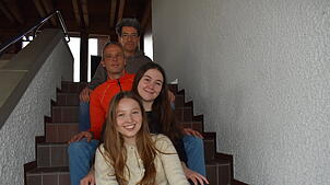 Naemi Dörflinger, Nicola Baldischwieler, Simon Frommherz und Manuel Dörflinger (von unten) sorgen bei der Lesung für die passende Musik. ...