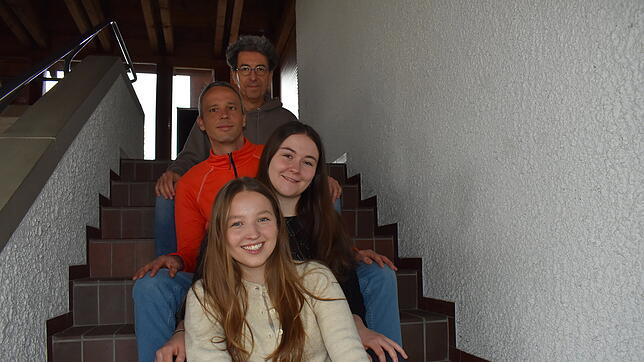 Naemi Dörflinger, Nicola Baldischwieler, Simon Frommherz und Manuel Dörflinger (von unten) sorgen bei der Lesung für die passende Musik. ...