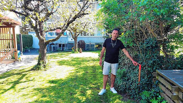 Patric Gibey zeigt, wie nah die Bebauung des Hafners an sein Wohnhaus (im Hintergrund) heranreichen soll.
