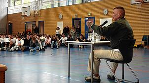 Mit einigem Abstand sitzen die Schülerinnen und Schüler in der Sporthalle, um Janez Ekart zuzuhören. Mit ihren mutigen und kritischen ...