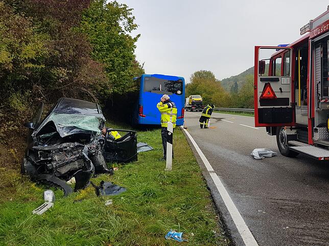 Golf kollidiert frontal in Linienbus - Fahrer lebensgefährlich verletzt Linienbus-Unfall B 314 bei Eggingen: Der Golf-Fahrer wurde lebensgefährlich verletzt.