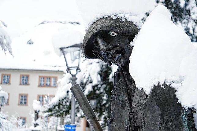 Lange nicht gesehen hat auch die Bronze-Skulptur auf dem Waldshuter Conrad-Gröber-Platz einen solchen Wintereinbruch.