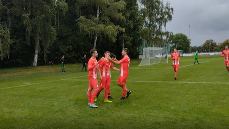Der FC Löffingen feiert im Derby gegen den FC Furtwangen das Tor zum 4:2. Die Partie endete 7:2.