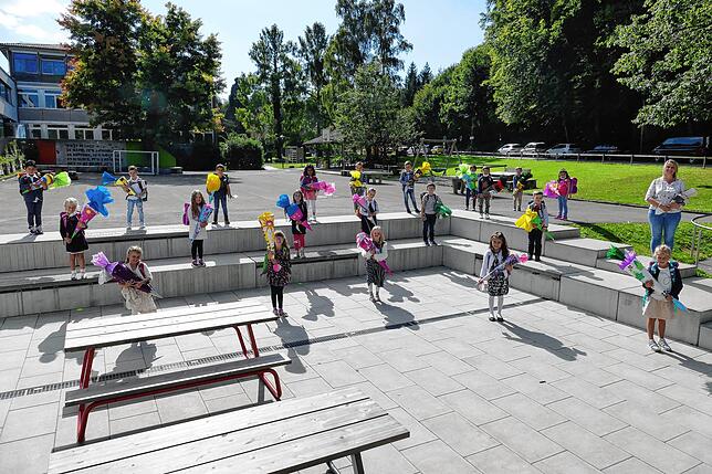 Herausgeputzt haben sich auch die Mädchen und Jungen der Klasse 1b der Sommertalschule Meersburg. Sie werden von Verena Geßler unterrichtet.
