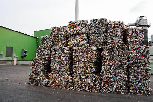 Die rund 11.000 Tonnen Aluminium-Granulat, gewinnt die Alunova Recycling GmbH jährlich aus 29.000 Tonnen solchen aluminiumhaltigen ...