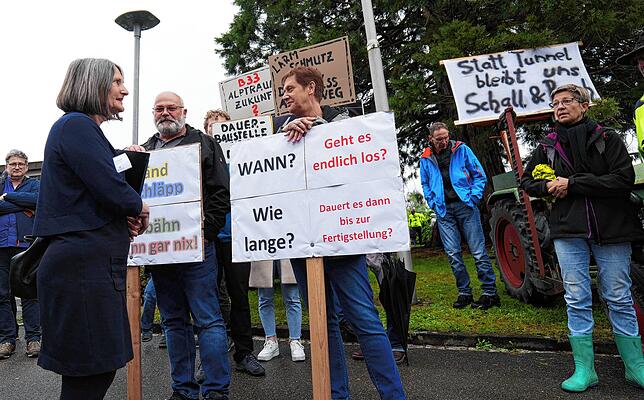 Regierungspräsidentin Bärbel Schäfer (links) im Gespräch mit Protestierenden bei ihrem Allensbach-Besuch zum Thema Ausbau der B33.