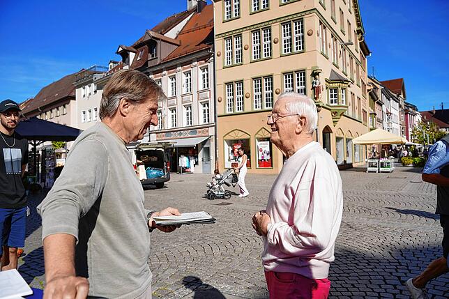 Dietmar Steinkamp (rechts) befürwortet den Lückenschluss der B 523, wie er im Gespräch mit Redaktionsmitglied Eberhard Stadler erläutert.