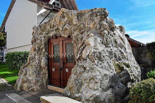 Nachdem die Efeu Bewachsung entfernt war, wurde das Mauerwerk stabilisiert. Die Grotte ist kaum wiederzuerkennen. Sie soll wieder mit ...