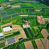 Die Flächen rund um den Erlenhof bei Wahlwies (Bildmitte) sollen zukünftig für Agri-Photovoltaik genutzt werden können.