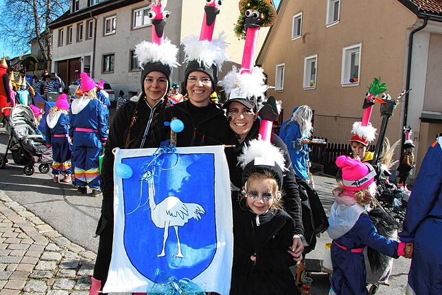 Bild 37: Groß und Klein feiern den Familienumzug am Fasnetssunndig