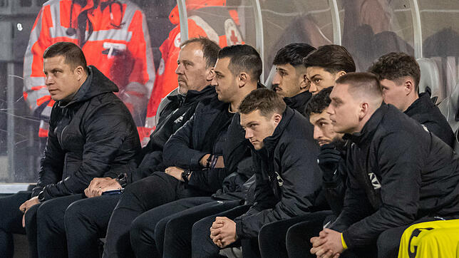 Enttäuscht: Trainer Steffen Breinlinger und die Villinger Spieler.
