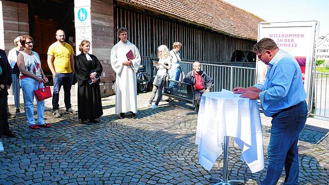 Steins Gemeindeammann Beat Käser (rechts) begrüßte Gäste von beiden Seiten des Rheins bei der Einweihung des Rheinuferwegs.