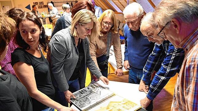Die Zizenausener sind von historischen Bildern fasziniert. Die älteren Besucher kennen abgebildete Personen mit Namen, die jüngeren ...