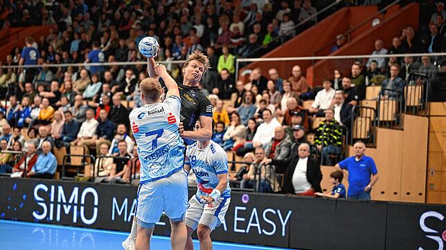 Weiter auf den ersten Saisonerfolg warten muss die HSG Konstanz (am Ball Felix Spross). Gegen den TV Großwallstadt unterlag die HSG mit ...