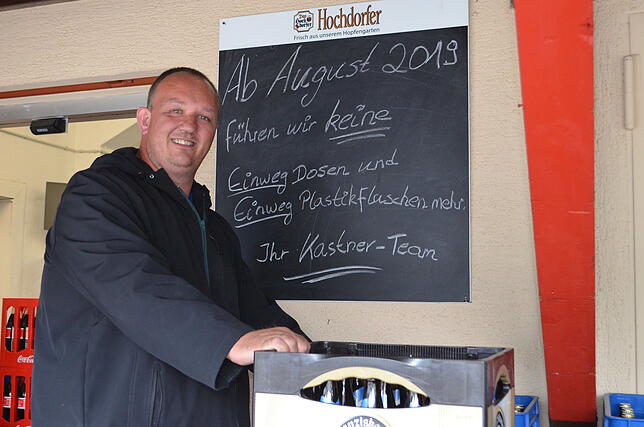 Am Eingang zum Getränkehandel Kastner hängt als Information für die Kunden dieses Schild.