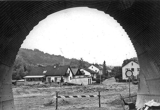 Unverändert: Bis heute erreicht man die Kreuzmatt von Öflingen durch diesen Wellblechtunnel. Die Bundesstraße sollte eigentlich durchs ...