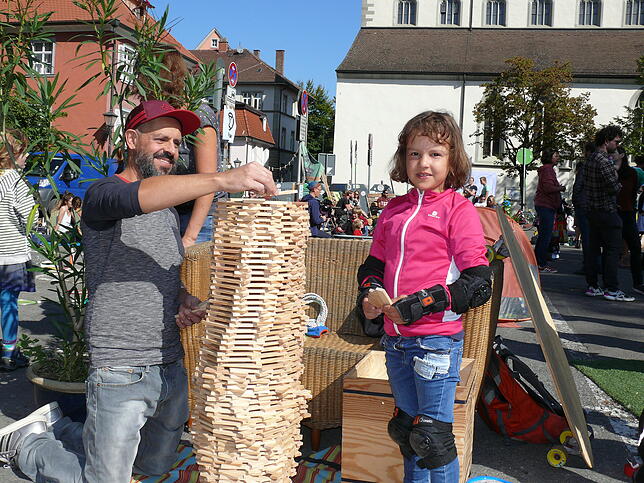 Mara, 7, und ihr Vater Alexandro Santacroce bauen während der Aktion von Extinction Rebellion gemeinsam einen Turm auf dem Stephansplatz