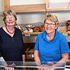 Gerda Bächle (links) und Gabriele Lang, Leiterin des Dorfladens Altenburg, bedienen gern ihre Kunden.