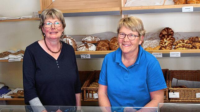 Gerda Bächle (links) und Gabriele Lang, Leiterin des Dorfladens Altenburg, bedienen gern ihre Kunden.