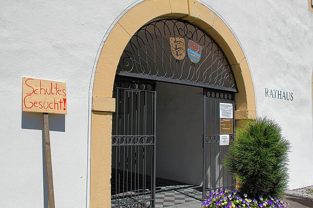 Eine Stellenanzeige der ungewöhnlichen Art gab es nach dem Weggang von Markus Hugger für eine Zeitlang am Rathauseingang. Jeder konnte ...