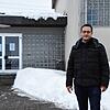 Bürgermeister Florian Zindeler vor der Hohenfelshalle in Liggersdorf, wo die Polizei am Samstag ihre Einsatzzentrale eingerichtet hatte.