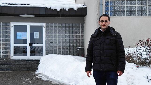 Bürgermeister Florian Zindeler vor der Hohenfelshalle in Liggersdorf, wo die Polizei am Samstag ihre Einsatzzentrale eingerichtet hatte.