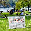 Banner wie dieses erklären die Regeln der gemeindeeigenen Polizeiverordnung in den Uferparks von Bodman-Ludwigshafen. Hier ist ...