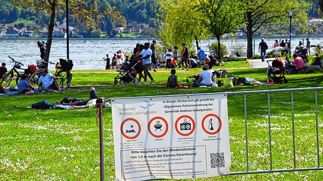 Banner wie dieses erklären die Regeln der gemeindeeigenen Polizeiverordnung in den Uferparks von Bodman-Ludwigshafen. Hier ist ...