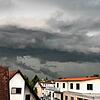 Hier braut sich was zusammen: Am Montagabend zogen erneut dicke Gewitterwolken über der Bodenseeregion auf.