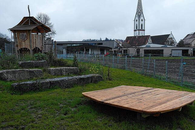 Holzplattform oder rustikale Stufen aus Stein: Während der Pause haben die Schüler der neuen Teuringer-Tal-Schule zahlreiche ...