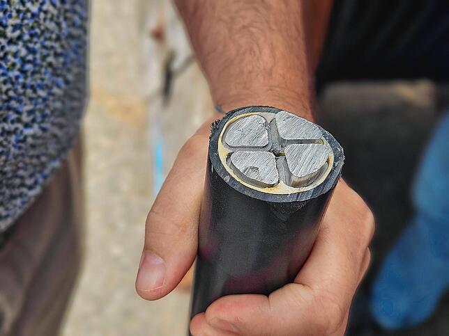 Ein Hochspannungskabel mit Aluminium als Leitmaterial.