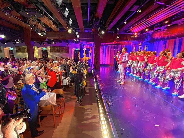 Standing ovations zum Abschluss: Großes Finale bei der Konstanzer Fasnacht live aus dem Konzil bei der SWR-Livesendung vom 30. Januar 2024.