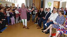 „Nur eine Sache fehlt, das bist Du!“ sangen die Schüler mit Lehrerin Michaele Furgber (Mitte) und deuteten auf die neue Rektorin Helen ...
