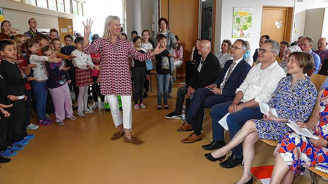 „Nur eine Sache fehlt, das bist Du!“ sangen die Schüler mit Lehrerin Michaele Furgber (Mitte) und deuteten auf die neue Rektorin Helen ...