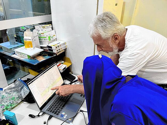 Roland Schindler analysiert die Blutzuckerwerte von Jahou Cham. Foto: Verein