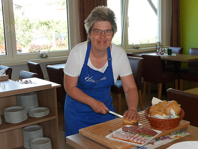 Corinna Apel richtet mit Wurst belegte Brötchen für die Lunchpakete der Hotelgäste.