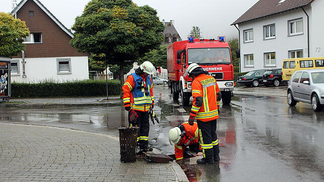 Angehörige der Feuerwehr, des Bauhofs, der Kläranlage und der Polizei auf der Suche nach dem Verursacher einer Ölspur. Kanalisation ...