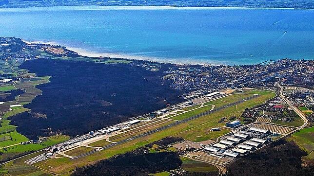 Blick auf den Bodensee-Airport in Friedrichshafen und seine Landebahn aus der Luft (Archivbild).