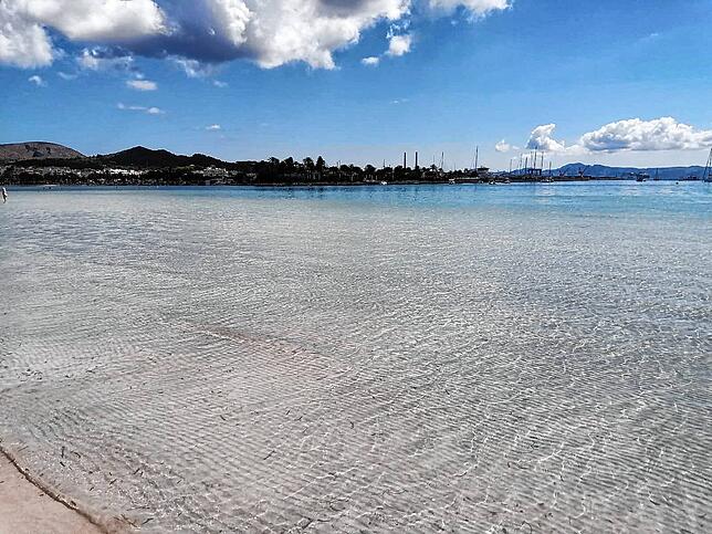 Ein leeres Meer lud zum Baden ein.