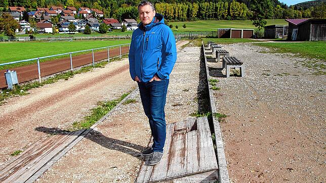 Marco Hörenz, Vorsitzender des TuS Blumberg, steht am 2. Oktober im Stadion des Werner-Gerber-Sportzentrums, wo einiges im Argen liegt, ...