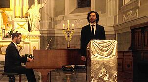 Pianist Max Langer und Bariton Uli Bützer bei ihrem Auftritt in der Herrischrieder  Kirche. Bild: KARIN STEINEBRUNNER