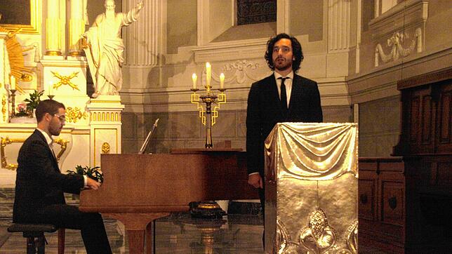 Pianist Max Langer und Bariton Uli Bützer bei ihrem Auftritt in der Herrischrieder  Kirche. Bild: KARIN STEINEBRUNNER