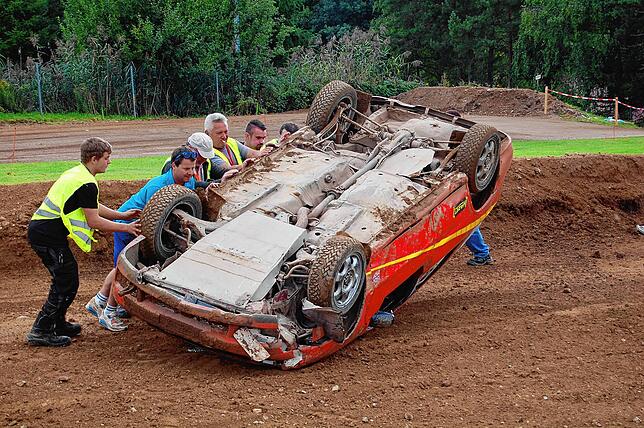 Anders als beim Stock-Car erhält beim Autocross keine Extrapunkte, wer sein Fahrzeug aufs Dach legt. Das geschah dennoch immer wieder.