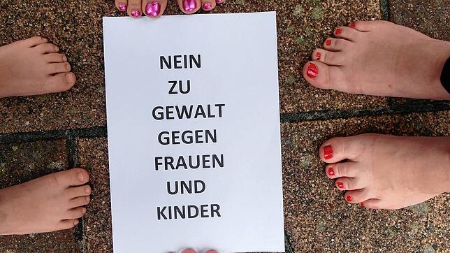 In einer Wanderausstellung wurde im vergangenen Jahr auf die Problematik &bdquo;Häusliche Gewalt&ldquo; aufmerksam gemacht. Hier ist das ...