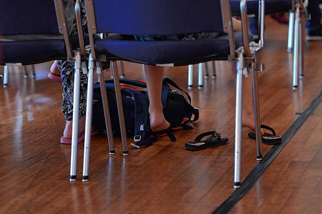 Auch wenn die Veranstaltung wetterbedingt drinnen stattfinden muss, verraten die Beinkleider und Schuhe, wie nah Strand und Sommer sind.