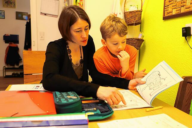 Bild 2: Was bedeuten Haus- und Fernunterricht für die Familien? Wir haben eine besucht und nehmen Sie mit auf eine Tour ins Homeschooling-Chaos