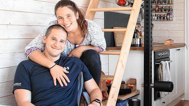 Amelia und Stefan Eichmann in ihrem gemütlichen Tiny House.