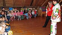Edith Mayer wird hier beim Besuch der Narrenzunft im Kindergarten Gerbe  gerade als Hansele der Geisinger  Fasnacht angezogen. Bilder: ...