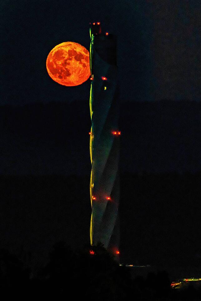 Das Gebäude und der Mond verbinden sich zu einem faszinierenden Farbspiel.