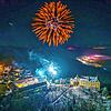 Jahreswechsel 2024/25 in Heiligenberg. Während der Bodensee im Nebel versunken ist, leuchtet das Feuerwerk über dem Schloss.